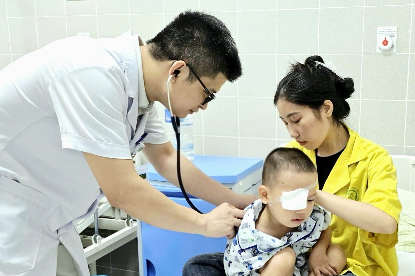 Bé trai phải mổ cấp cứu trong đêm vì chiếc xiên nướng thịt