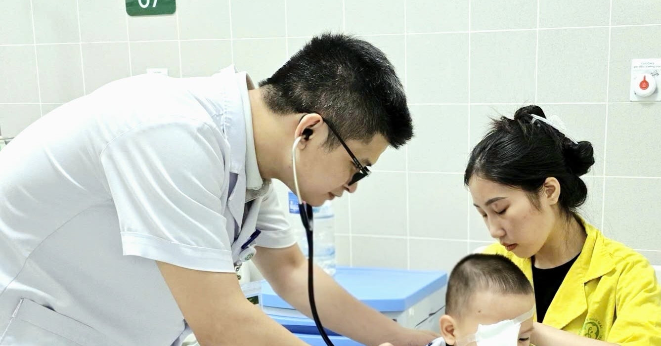 Bé trai phải mổ cấp cứu trong đêm vì chiếc xiên nướng thịt