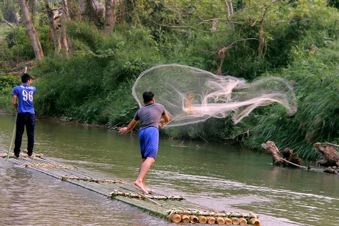 Bí thư bản vùng cao Thanh Hóa “lệnh” cấm bắt cá 4km sông để làm du lịch