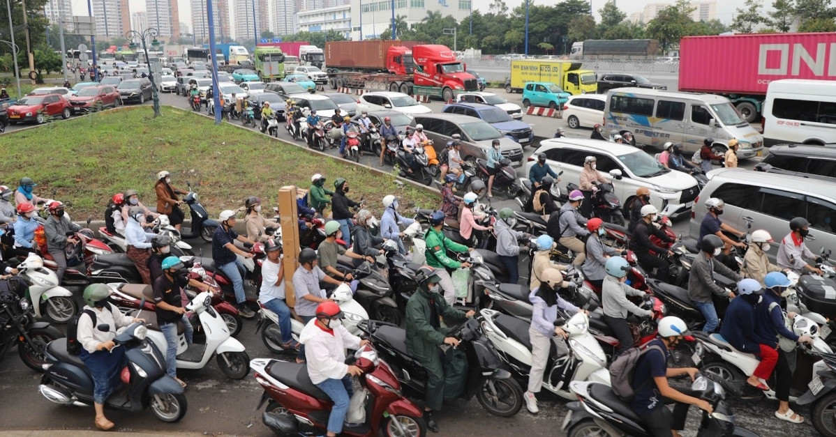 Cảnh nút giao An Phú hỗn loạn vì hầm chui ngập sâu, nghìn ô tô nối đuôi ở cửa ngõ TPHCM