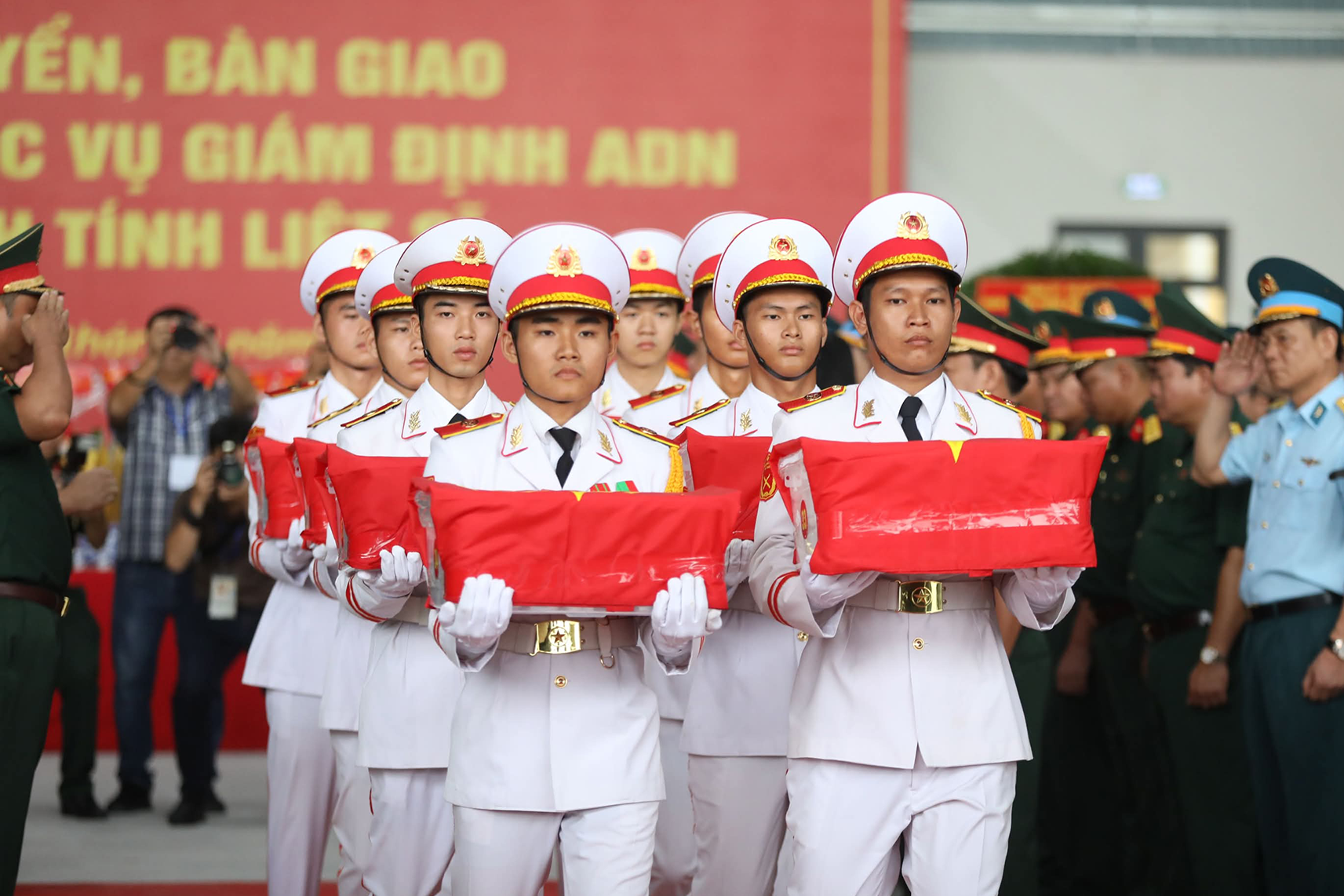 Chuyến bay đặc biệt đưa 13.563 mẫu hài cốt liệt sĩ ra Hà Nội giám định ADN
