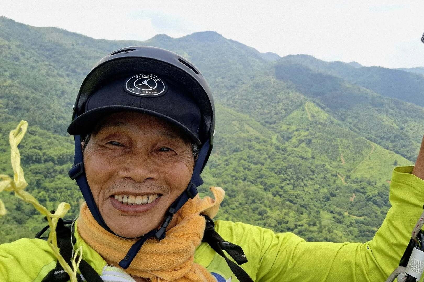Cụ ông 75 tuổi ở Hà Nội vừa bay dù lượn vừa kể chuyện thời chiến gây sốt mạng