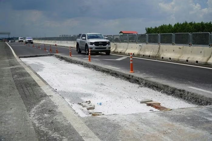 Cục Đường bộ chỉ đạo khẩn sau vụ ô tô ‘lọt hố’ trên cao tốc