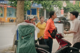 'Đội bóng nữ làng Xuân' tập 4: Minh bênh vực chị Đào vì bị sỉ nhục giữa đường