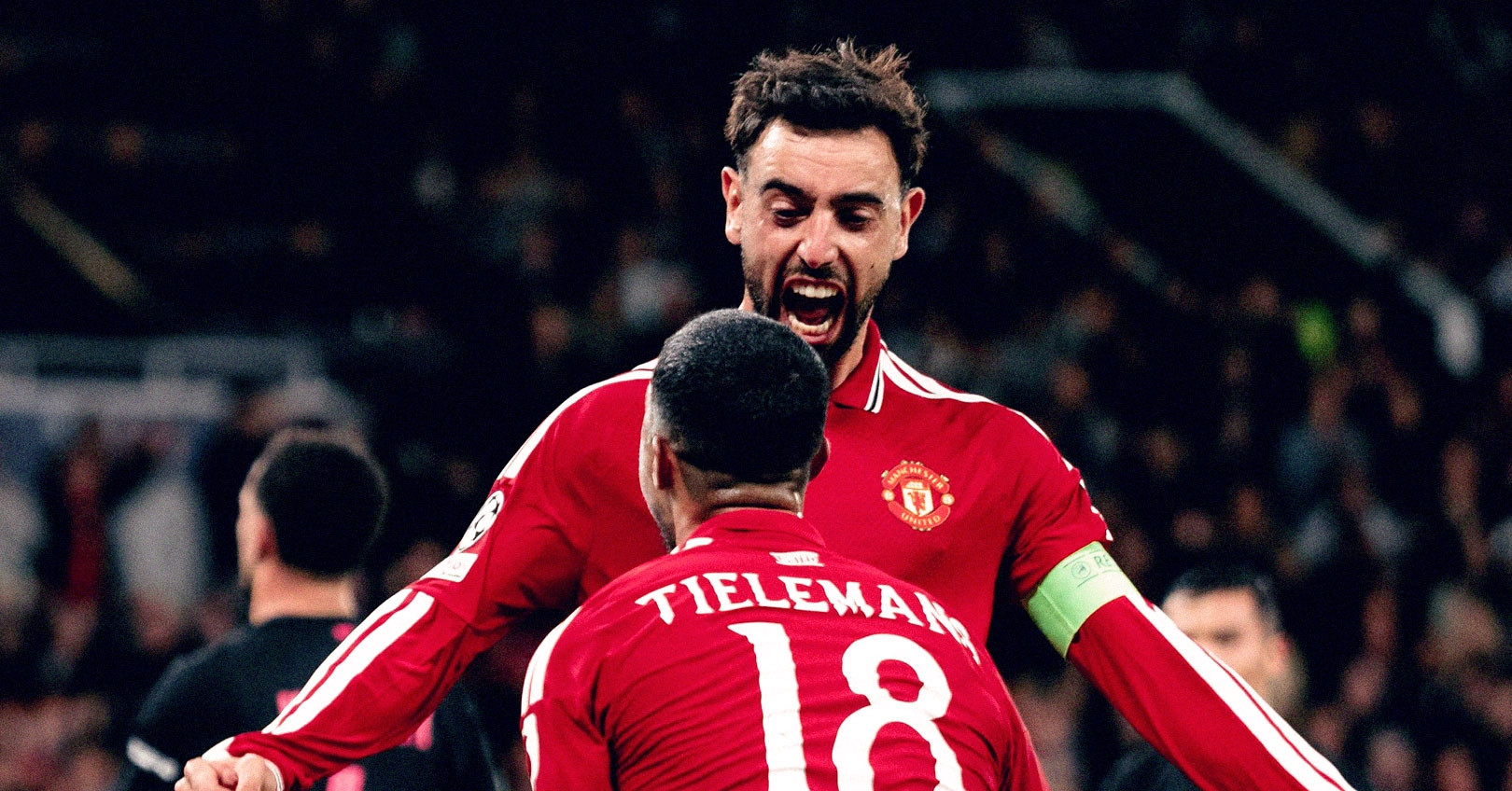 MU thắng Sabah 4 sao: Old Trafford rực sáng dưới ánh đèn Cúp C1
