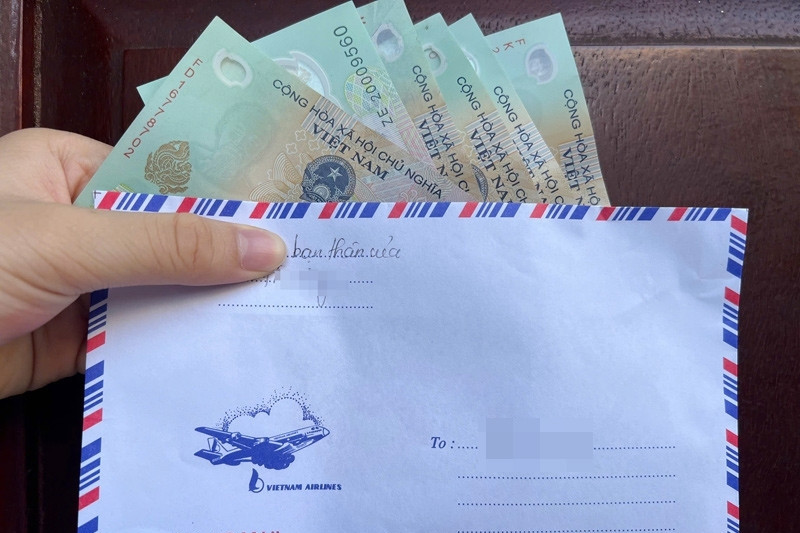 Mừng cưới bạn thân 5 triệu đồng, cô gái sững sờ khi bị chỉ trích