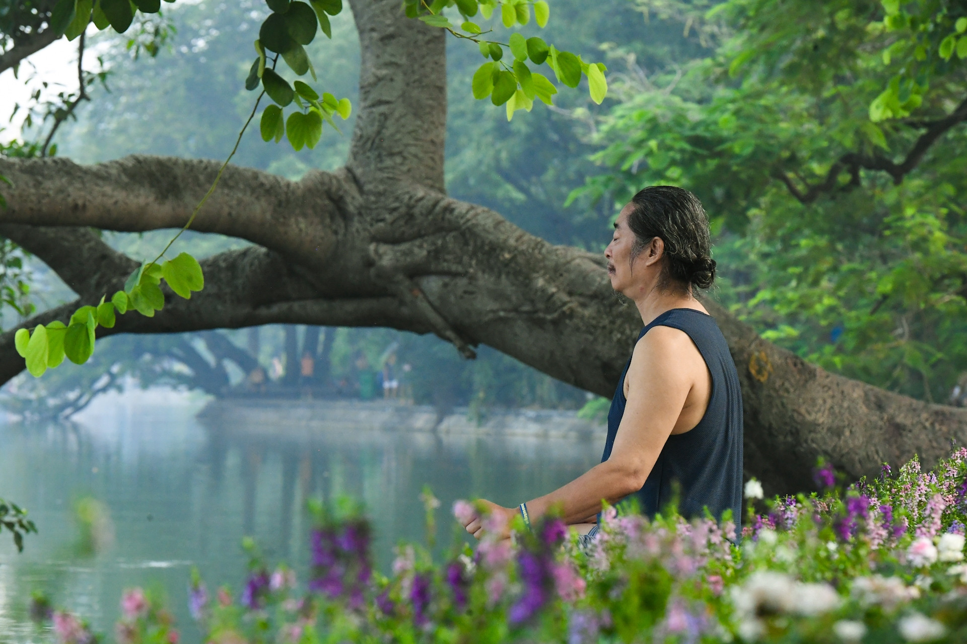 Sáng chớm thu ở Hà Nội, người dân chạy bộ, thưởng cà phê