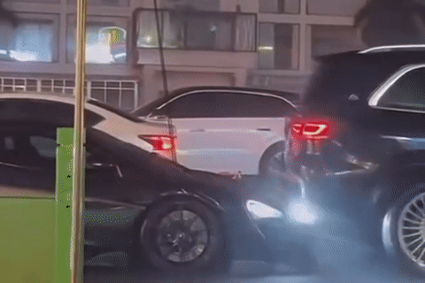 Siêu xe McLaren liên tục đâm Mercedes-Maybach GLS, chủ xe bất lực đứng nhìn