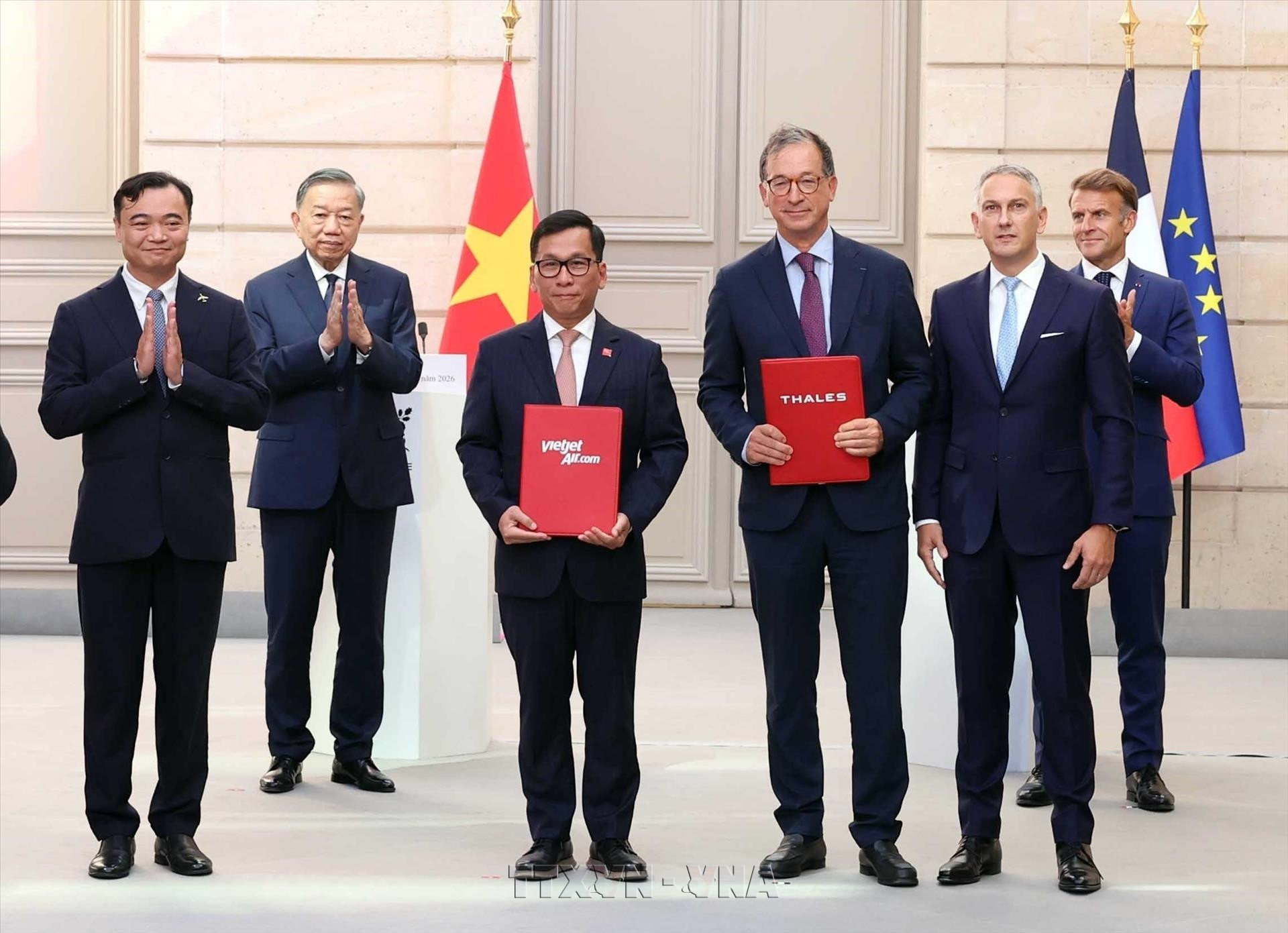 Tổng Bí thư, Chủ tịch nước Tô Lâm và Tổng thống Pháp Emmanuel Macron chứng kiến trao văn kiện và thoả thuận hợp tác giữa hai nước.