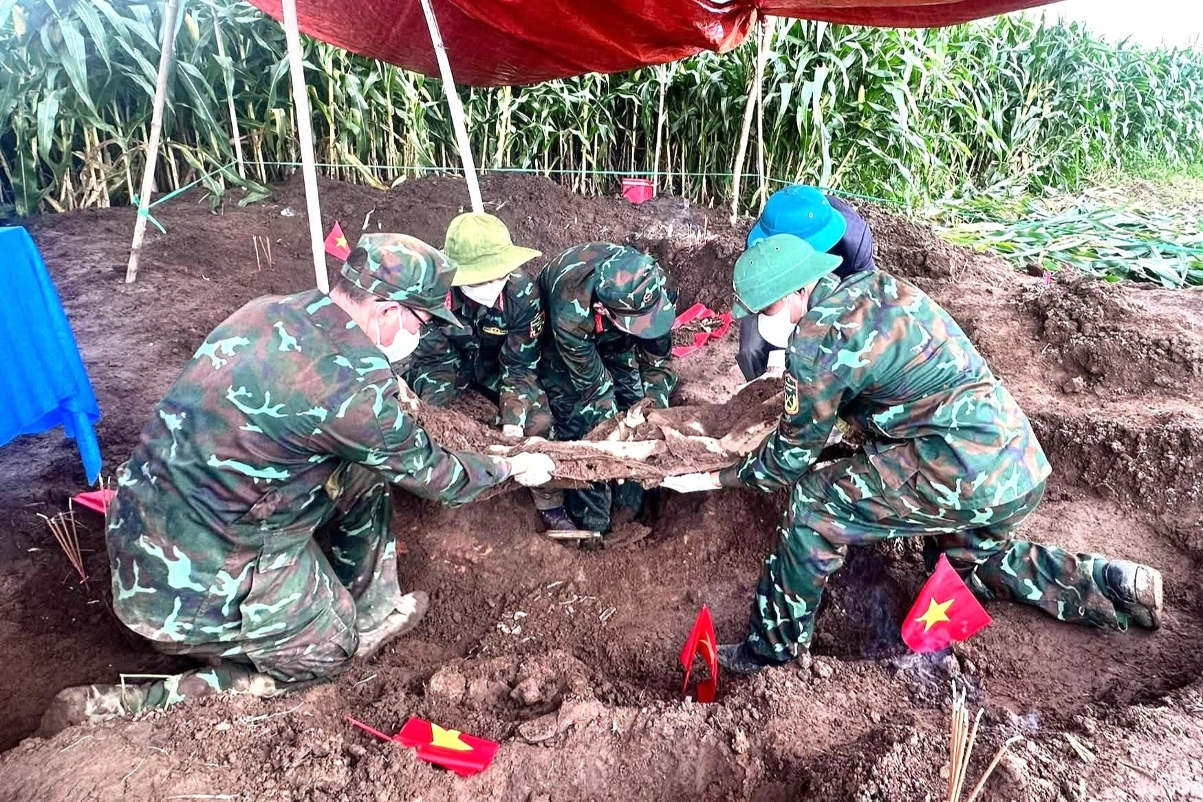Từ tiếng súng chỉ thiên 30 năm trước, thầy giáo thể dục giúp quy tập 2 hài cốt liệt sĩ