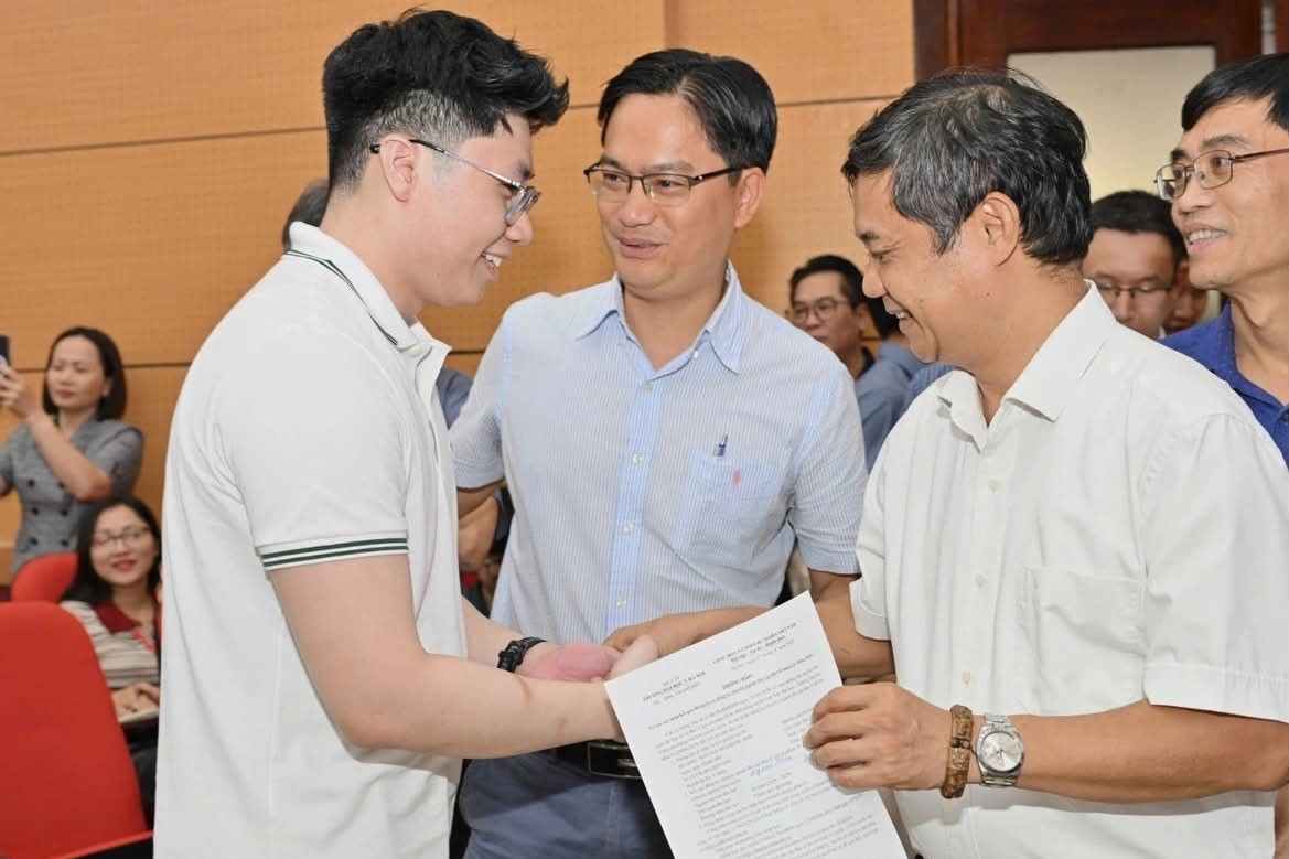 Từng sợ máu, bác sĩ nội trú đứng 9 giờ trong phòng mổ rồi chọn Ngoại khoa