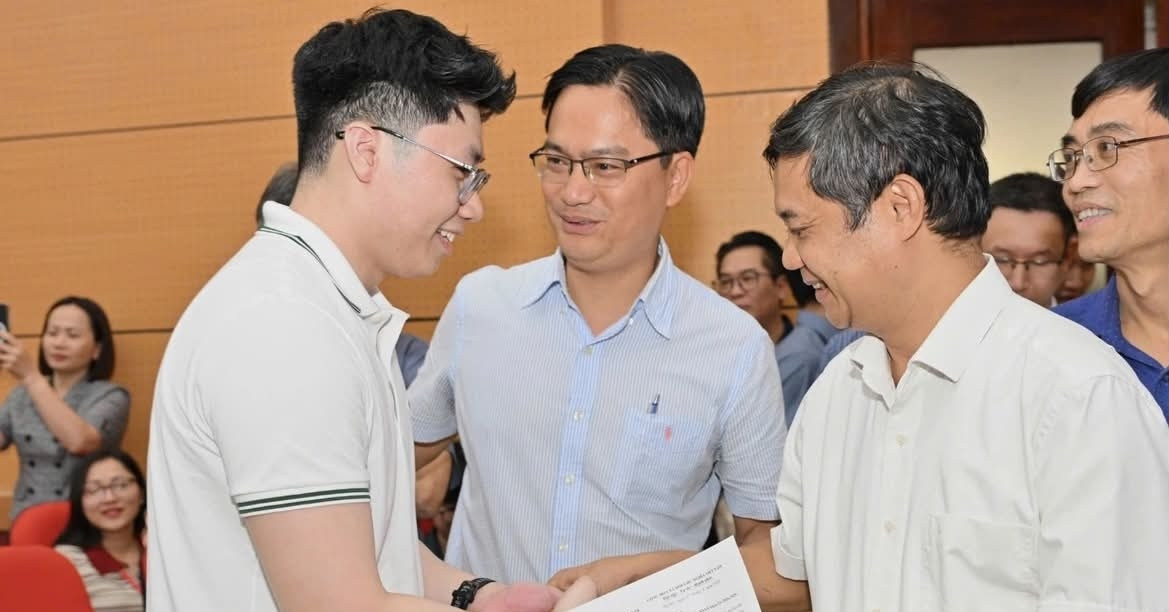 Từng sợ máu, bác sĩ nội trú đứng 9 giờ trong phòng mổ rồi chọn Ngoại khoa