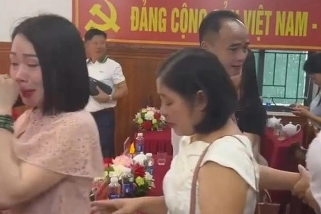 a thầy bật khóc.webp