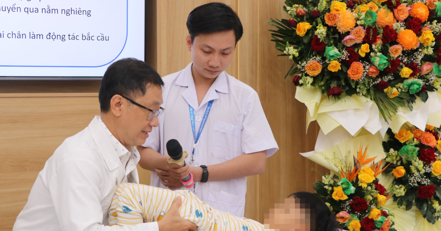 Căn bệnh âm thầm di truyền từ bố mẹ khiến trẻ khó bò, ngồi, đứng