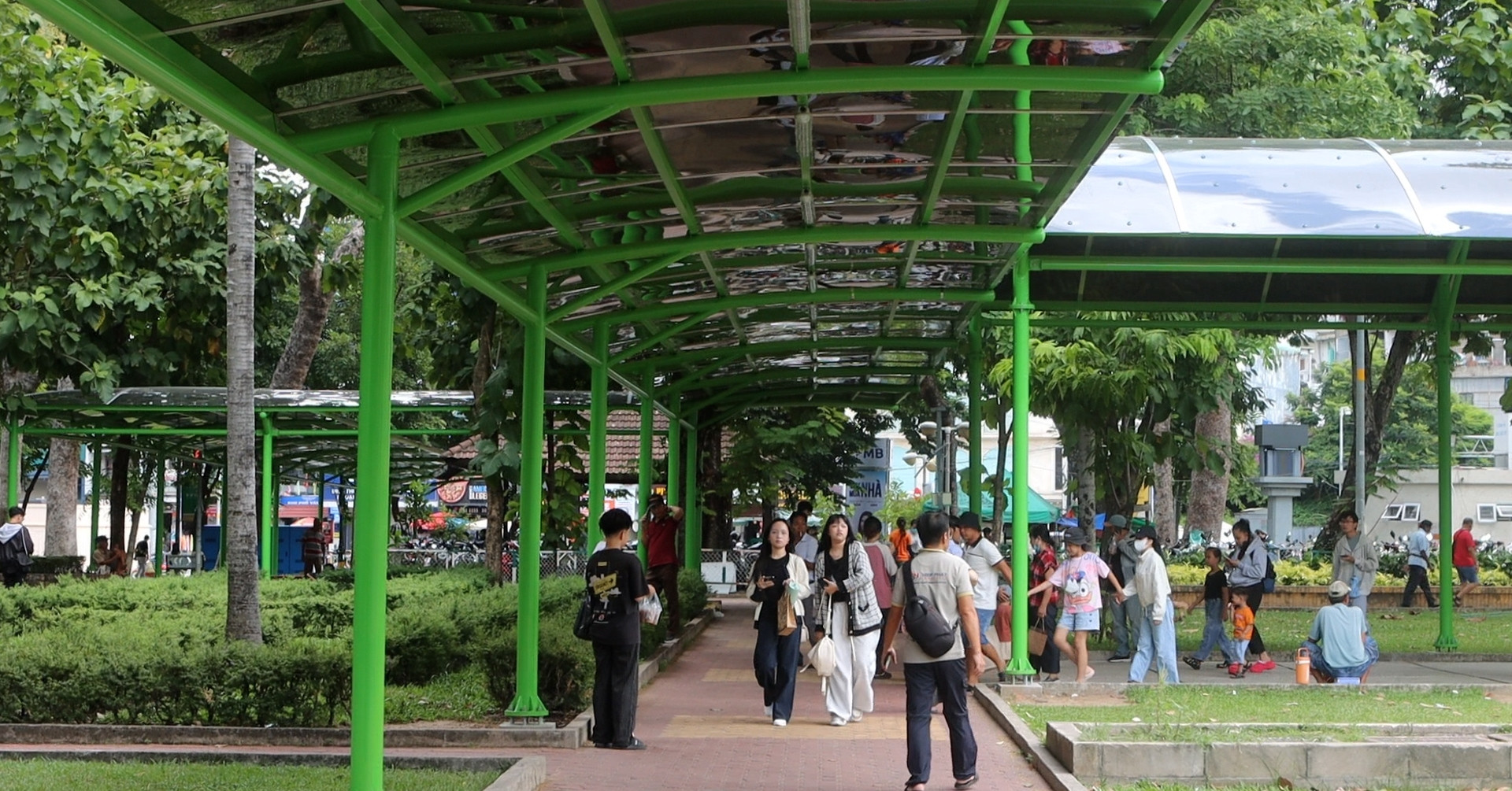 Diện mạo mới lạ quanh ga metro Bến Thành, người dân đỡ lo cảnh nắng mưa