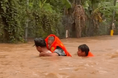Lũ bủa vây hơn 420 hộ dân, cán bộ quân sự lội nước sâu 1,5m cõng người già sơ tán