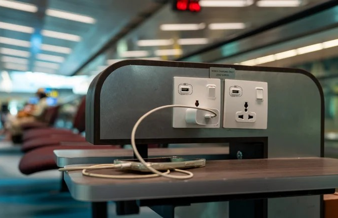Lý do không nên dùng trạm sạc USB công cộng