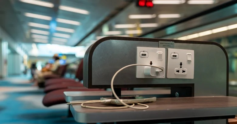 Lý do không nên dùng trạm sạc USB công cộng