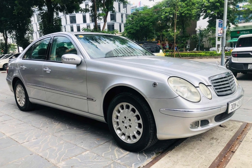 Mercedes Benz E240 từng có giá 1,8 tỷ đồng, sau 22 năm chỉ còn 200 triệu