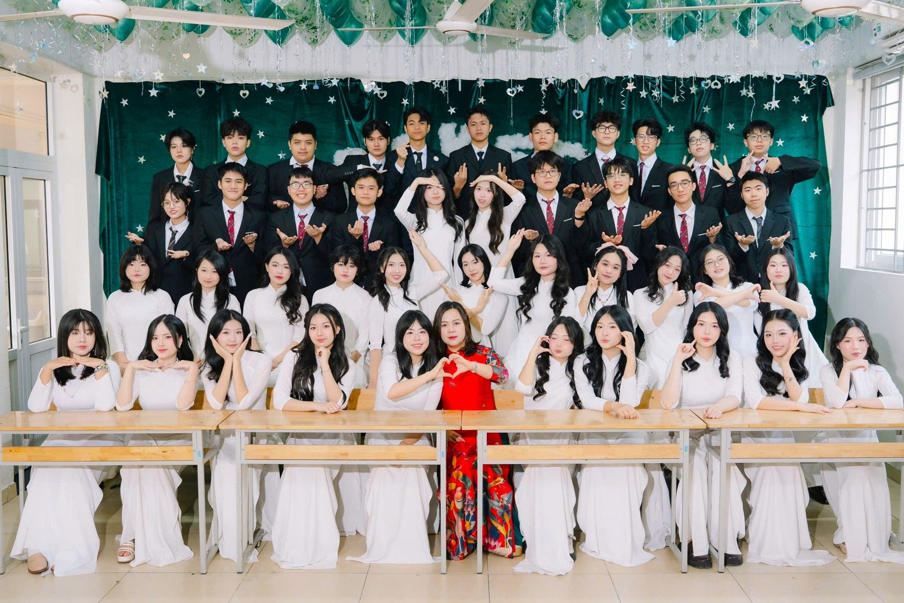 Một lớp có 36 học sinh IELTS từ 8.0, 8 em giành học bổng toàn phần du học