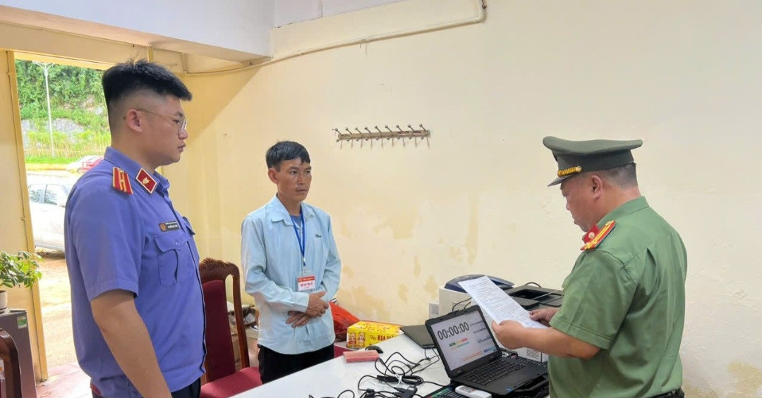 Người đàn ông bị khởi tố sau khi dùng súng tự gây thương tích cho bản thân