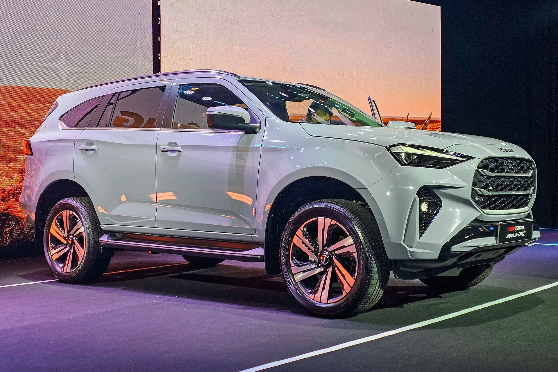 Top 10 xe bán chậm tháng 8: Isuzu mu-X xếp xuống đáy, Suzuki Fronx bị gọi tên