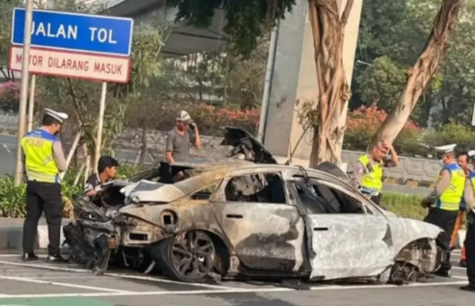Xe điện Hyundai Ioniq 6 bốc cháy dữ dội sau khi đâm vào dải phân cách làn đường
