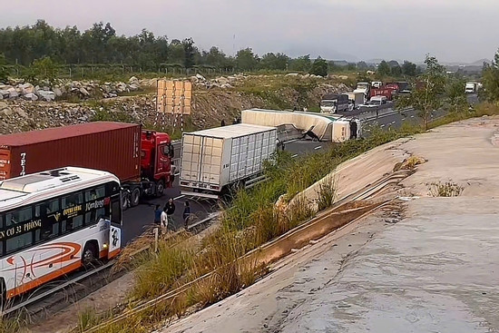 Bản tin trưa 13/9: Xe tải lật chắn ngang cao tốc, giao thông ùn tắc kéo dài