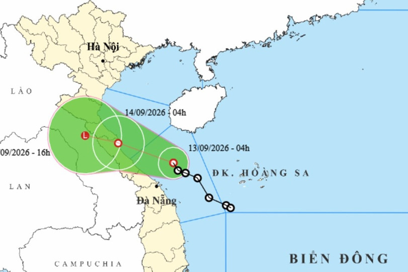 Áp thấp nhiệt đới áp sát đất liền, mưa lớn dồn dập từ Trung Bộ ra miền Bắc