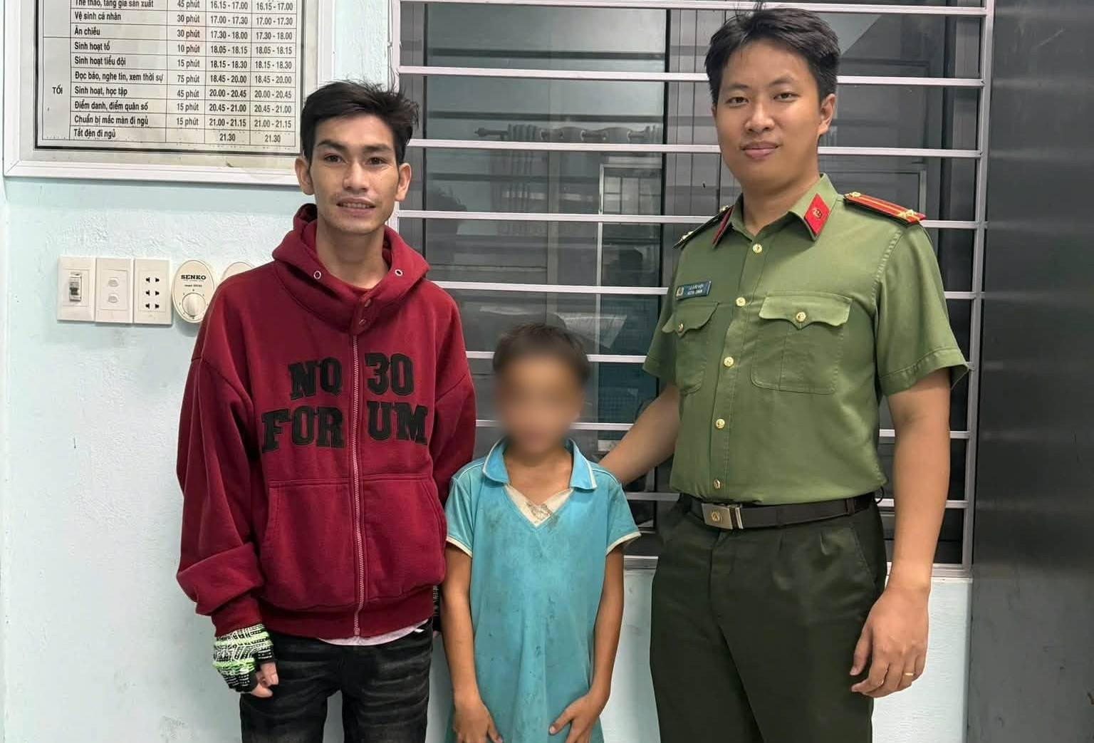 Bé trai 13 tuổi đi bộ hơn 100km tìm mẹ, được phát hiện một mình giữa trời mưa