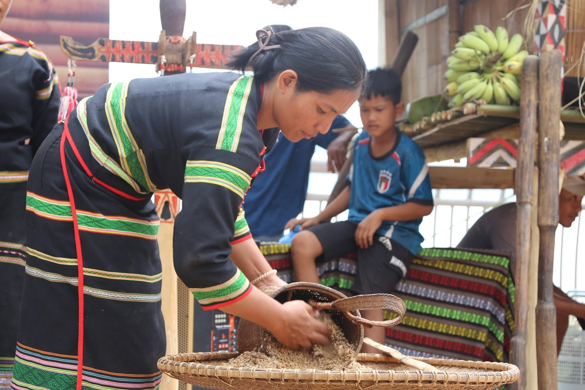Bí mật trong những chiếc lá rừng tạo nên chóe rượu cần Mnông
