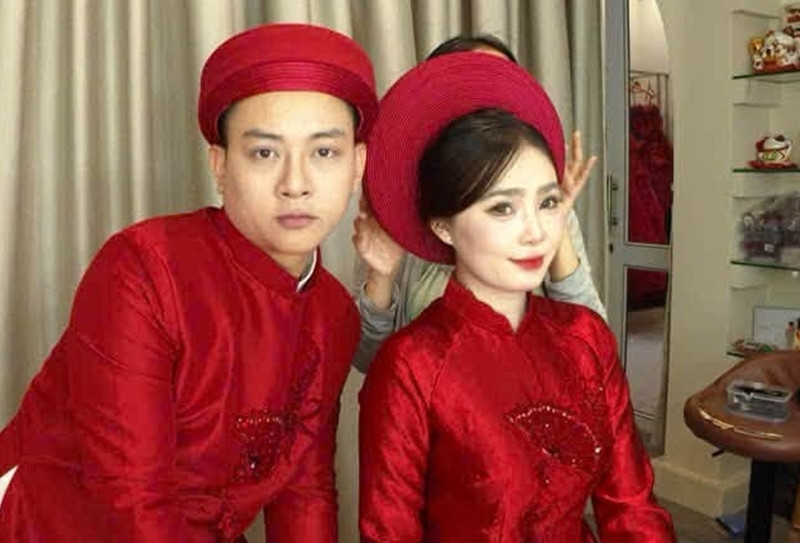 Ca sĩ Hoài Lâm bất ngờ khoe ảnh cưới với cô dâu kém 9 tuổi