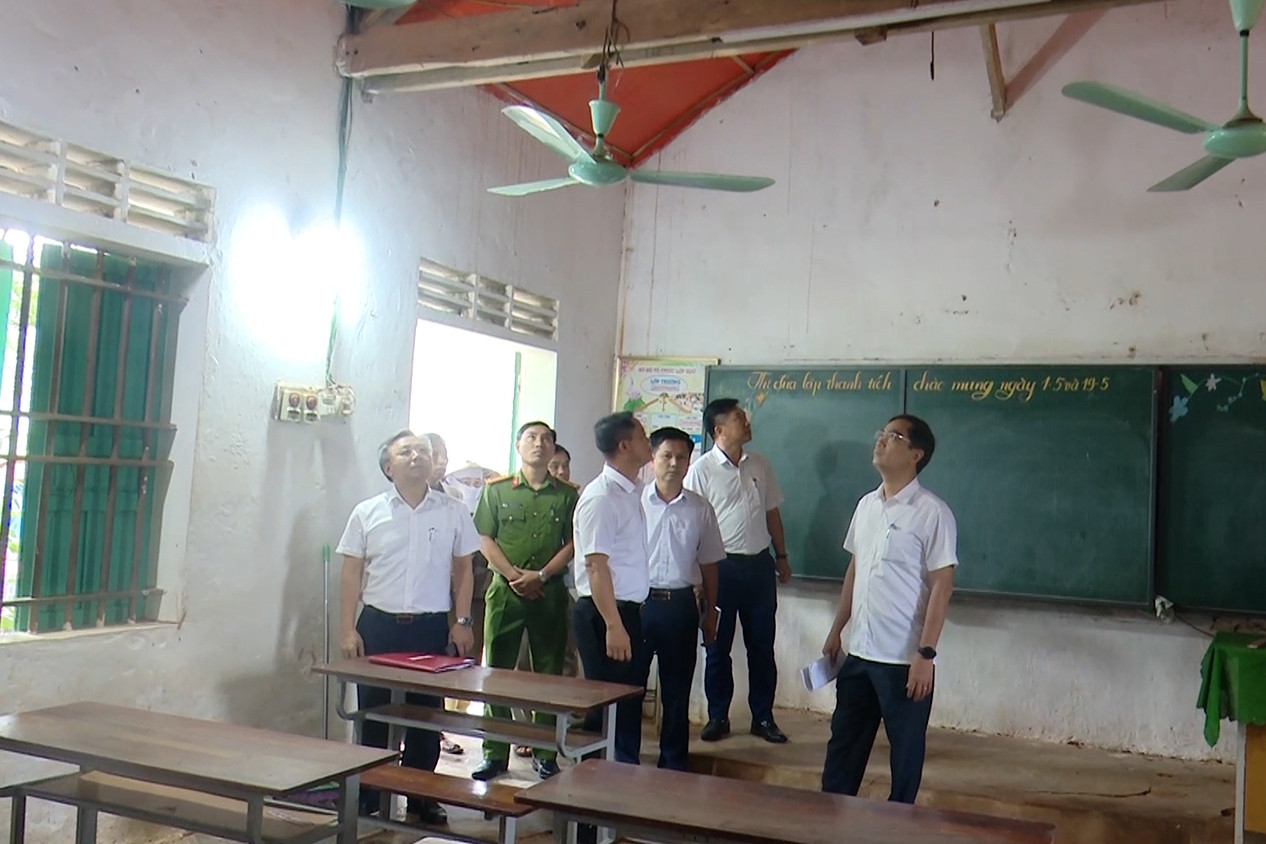 Cận cảnh phòng học căng bạt, xà gồ mối mọt khiến Giám đốc Sở GD-ĐT ‘giật mình’