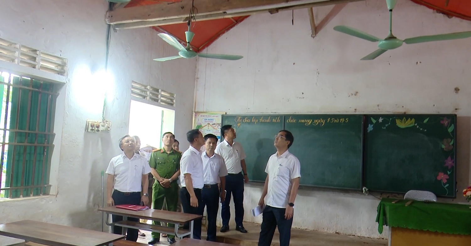 Cận cảnh phòng học căng bạt, xà gồ mối mọt khiến Giám đốc Sở GD-ĐT ‘giật mình’