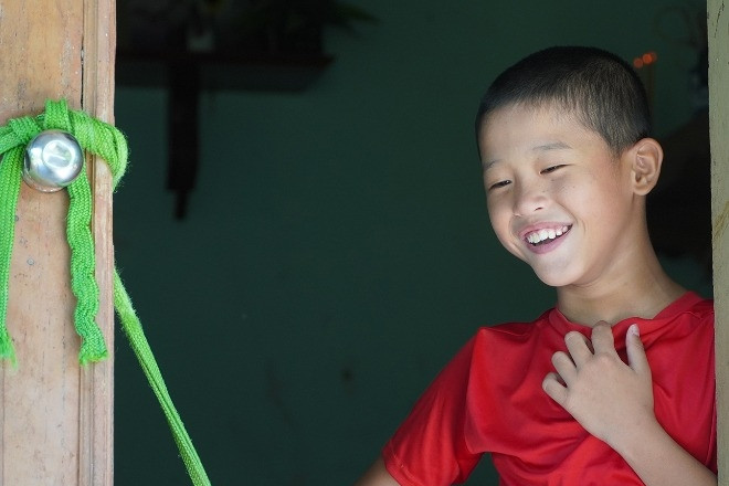 Cha khuyết tật, mẹ bệnh thận chăm con trai 8 tuổi bại não