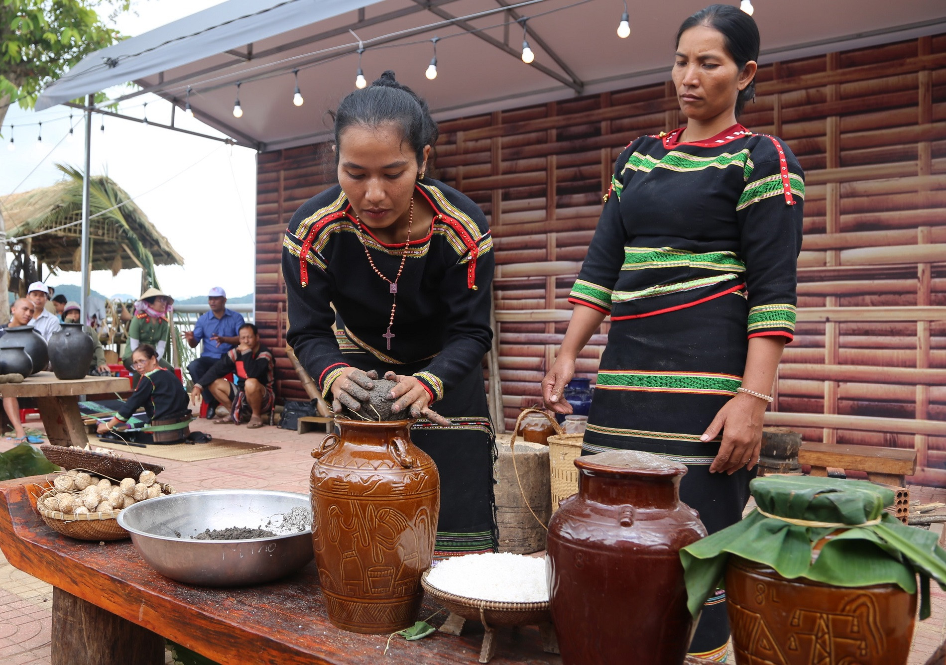 Chị H Dương Bkrông bịt miệng chóe chờ rượu lên men.JPG