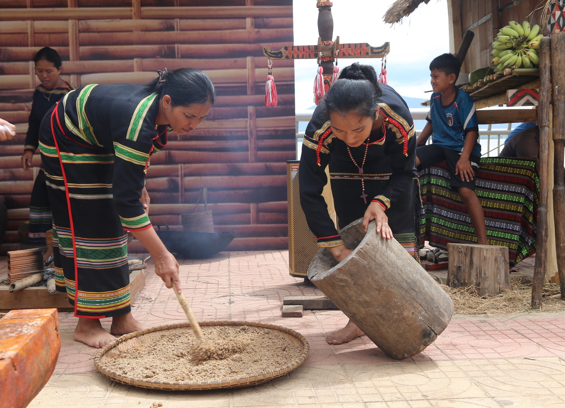 Cơm chín đổ ra nong làm tơi, để nguội.JPG