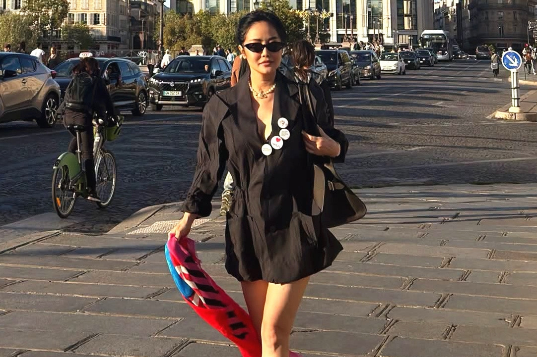 Diva Hồng Nhung sành điệu ở Pháp, loạt clip của Đại tá Doãn Nho 93 tuổi gây sốt
