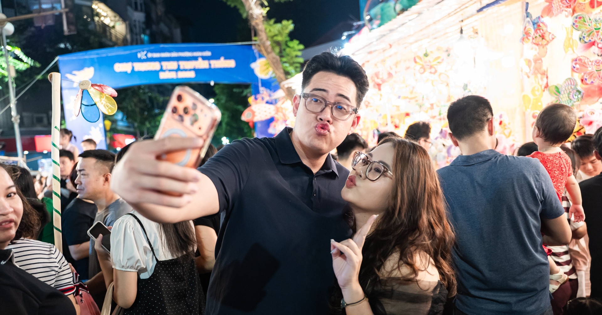 Ken đặc người đến chơi Trung thu sớm ở phố cổ Hà Nội