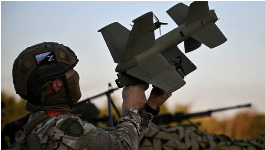 Lính Nga chuẩn bị phóng UAV. Ảnh: Sputnik