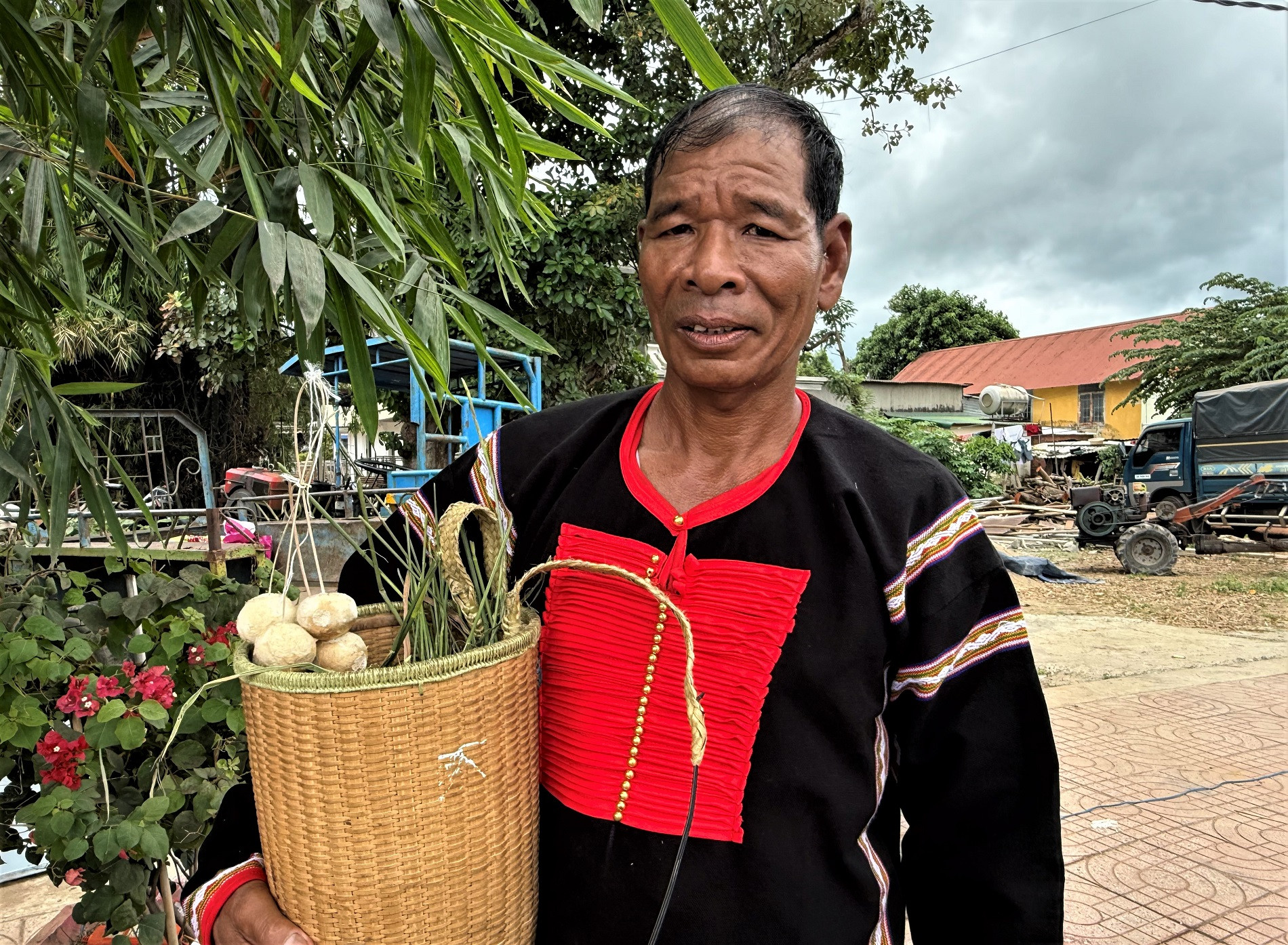 nghệ nhân Y Bắp Nhơm chia sẻ cách làm men rượu cần truyền thống từ lá rừng, rễ cây.JPG