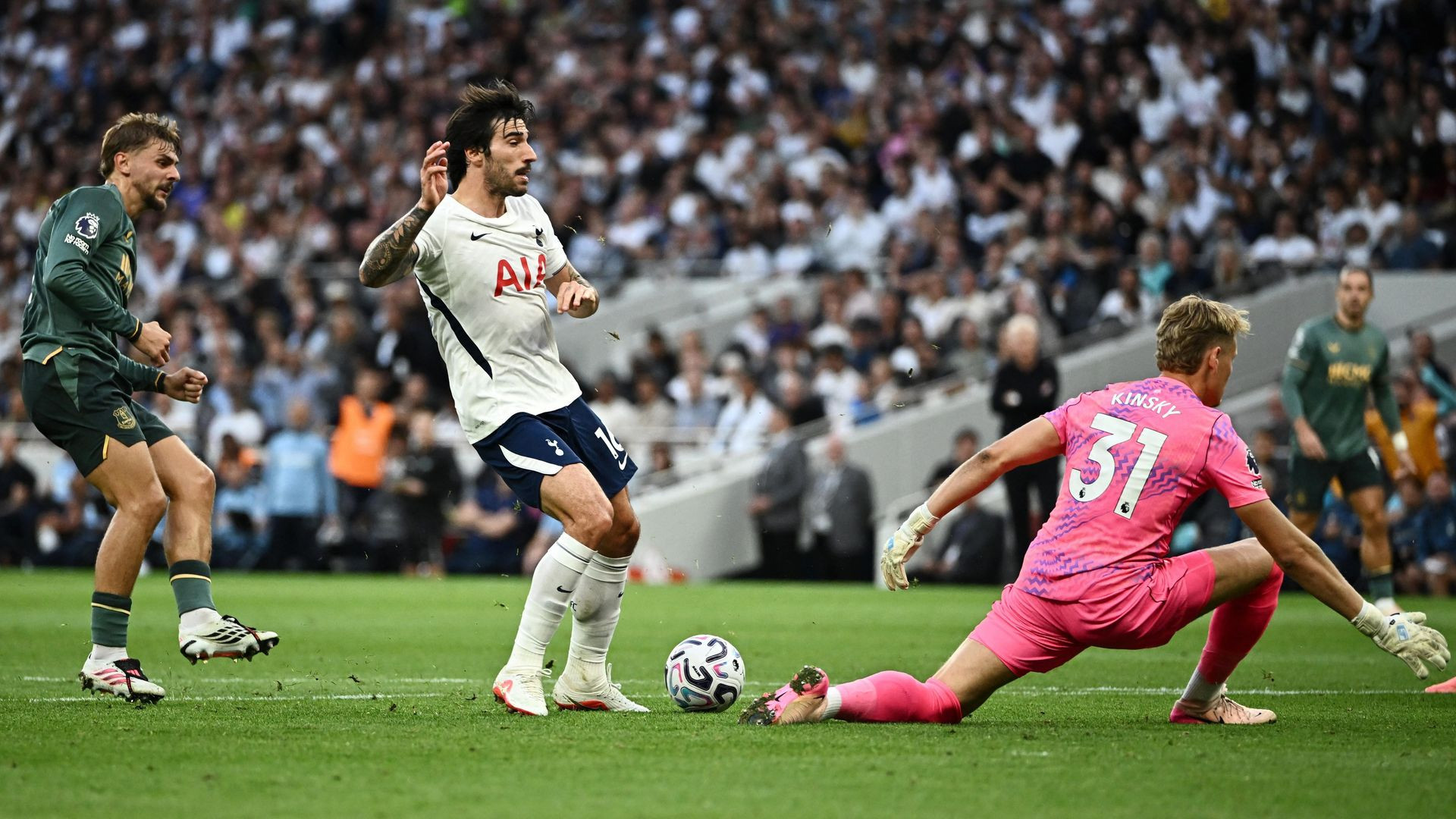 resources_premierleague_pulselive_com 2026 09 12T175747Z_2062881131_UP1EM9C1DW8PH_RTRMADP_3_SOCCER ENGLAND TOT EVE (2).jpg