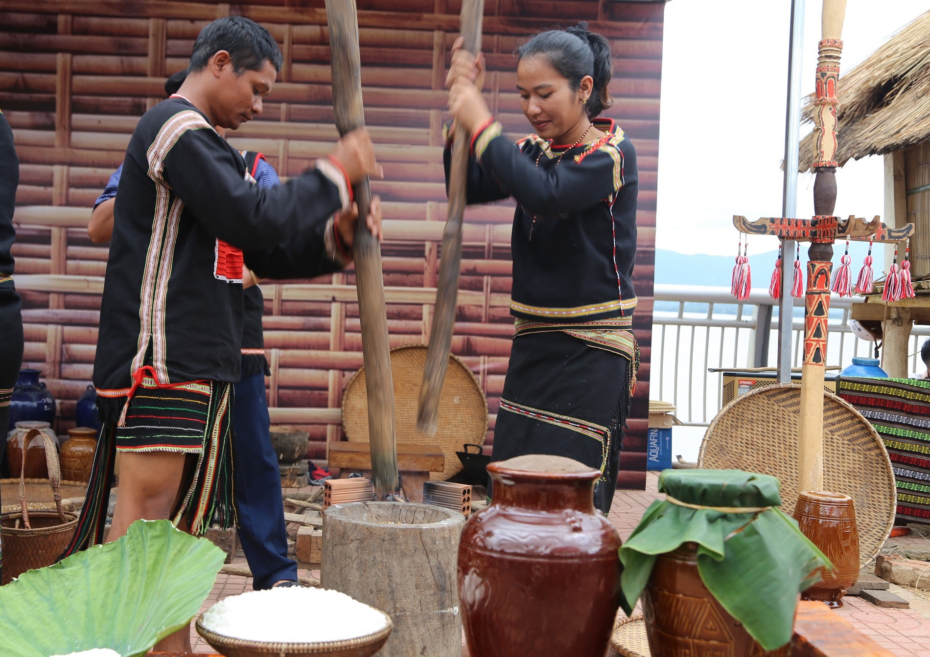 Sau khi rang lúa, người làm rượu giã gạo để nấu cơm.JPG