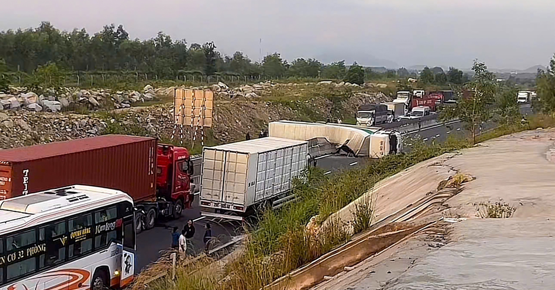 Xe tải lật chắn ngang cao tốc, giao thông ùn tắc kéo dài