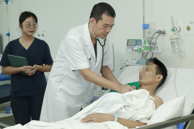 bac si mo cho benh nhan.png