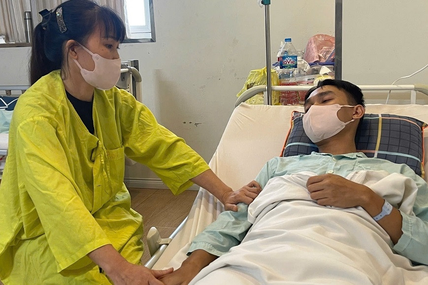 Bố chạy thận nhường cơ hội ghép thận cho con, gia đình nghèo nợ hơn 1 tỷ đồng