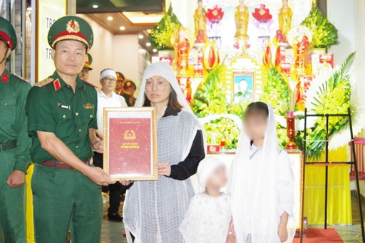Chủ tịch nước truy tặng Huân chương dũng cảm cho Trung tá Trần Văn Tùng