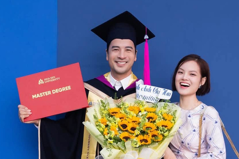 Diễn viên Đoàn Minh Tài nhận bằng thạc sĩ, vợ kém 16 tuổi cũng đón tin vui cùng ngày
