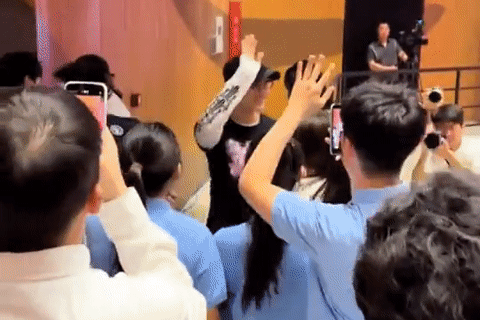 Diễn viên Huỳnh Hiểu Minh được sinh viên vây kín ngày nhập học tiến sĩ