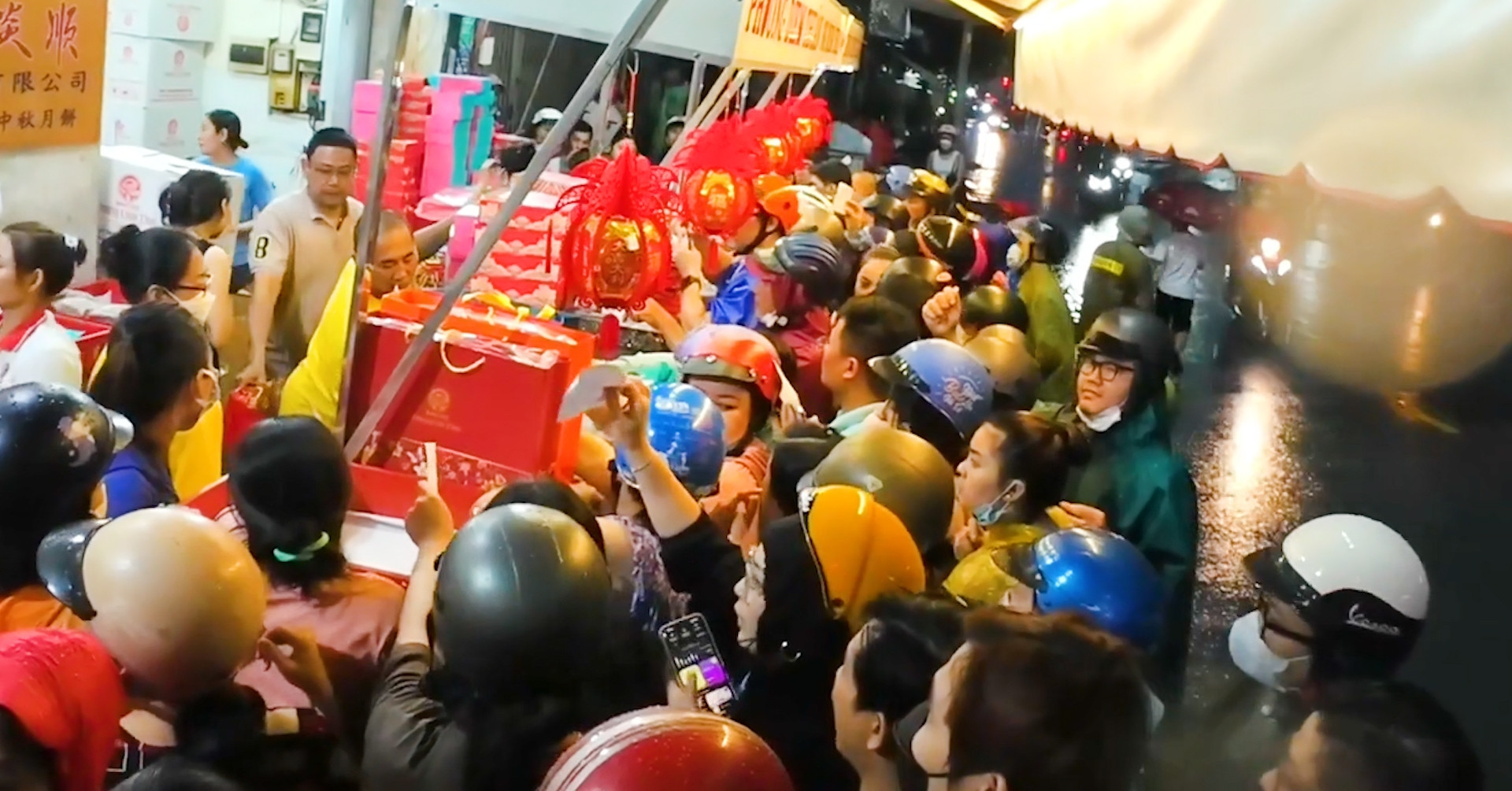 Đội mưa, xếp hàng nhiều giờ chờ mua bánh trung thu truyền thống tại TPHCM